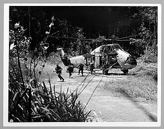 A Wessex helicopter landing a stick of Commandos. Borneo c.1962-66. (RMM) A Wessex helicopter landing a stick of Commandos. Borneo c.1962-66. (RMM)